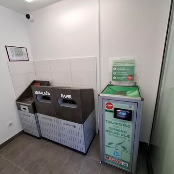 Zbiralnik odpadnega jedilnega olja pred Sparom Zagorje (2)